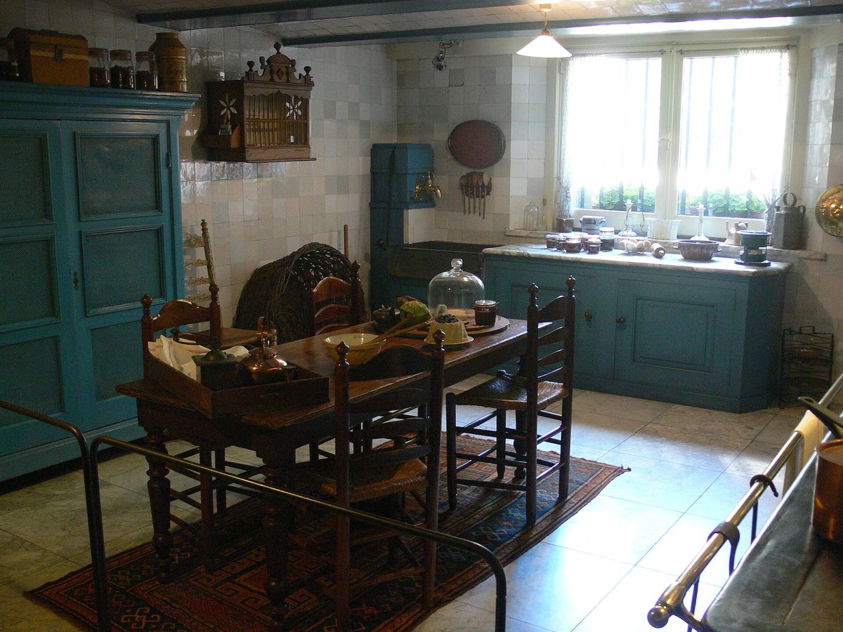 La cocina del sótano del Museo Van Loon con armarios azules