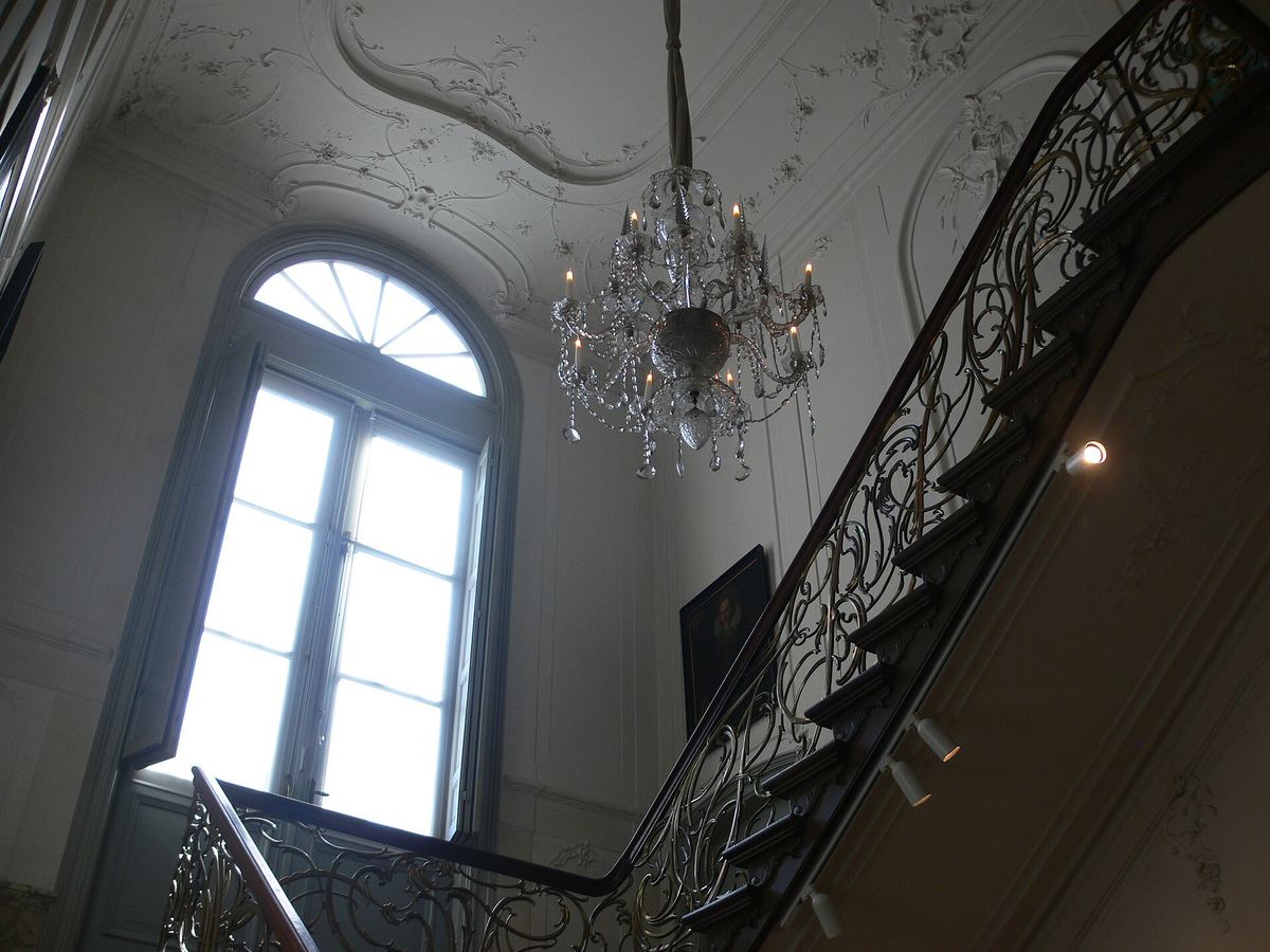 La ornamentada escalera del Museo Van Loon con su barandilla de latón