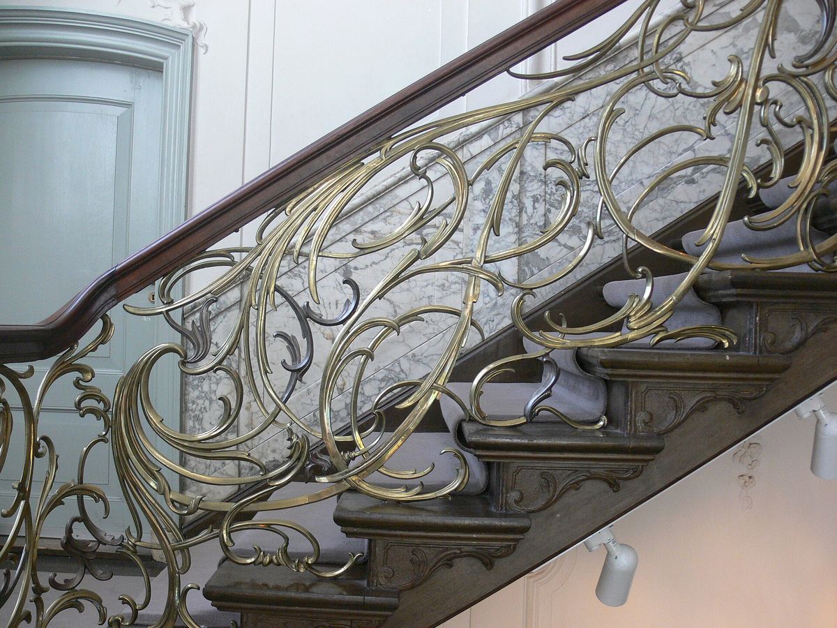 La barandilla de latón de la escalera en el Museo Van Loon